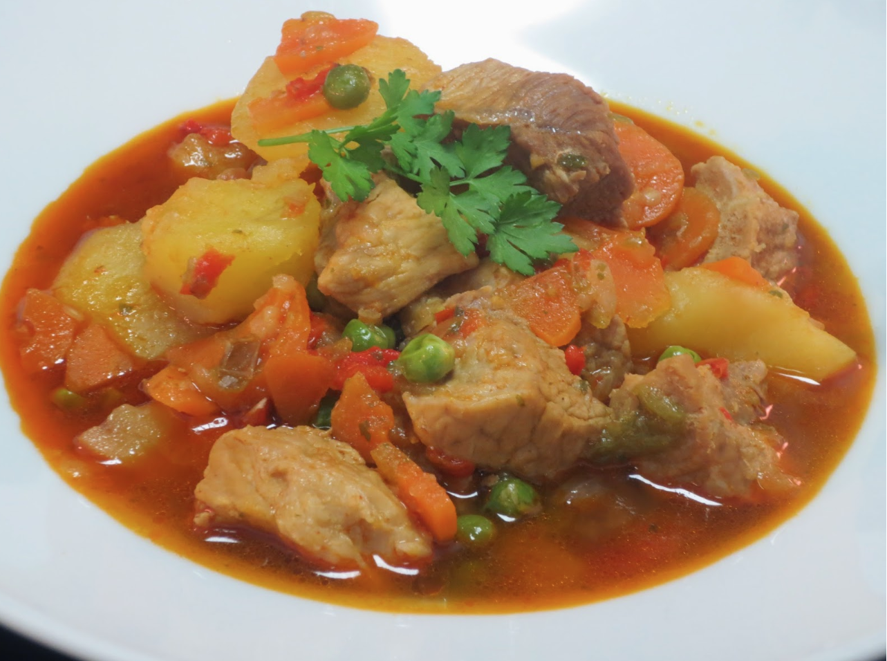 Ensalada de pimientos asados atún y huevo con guisado de magra de cerdo